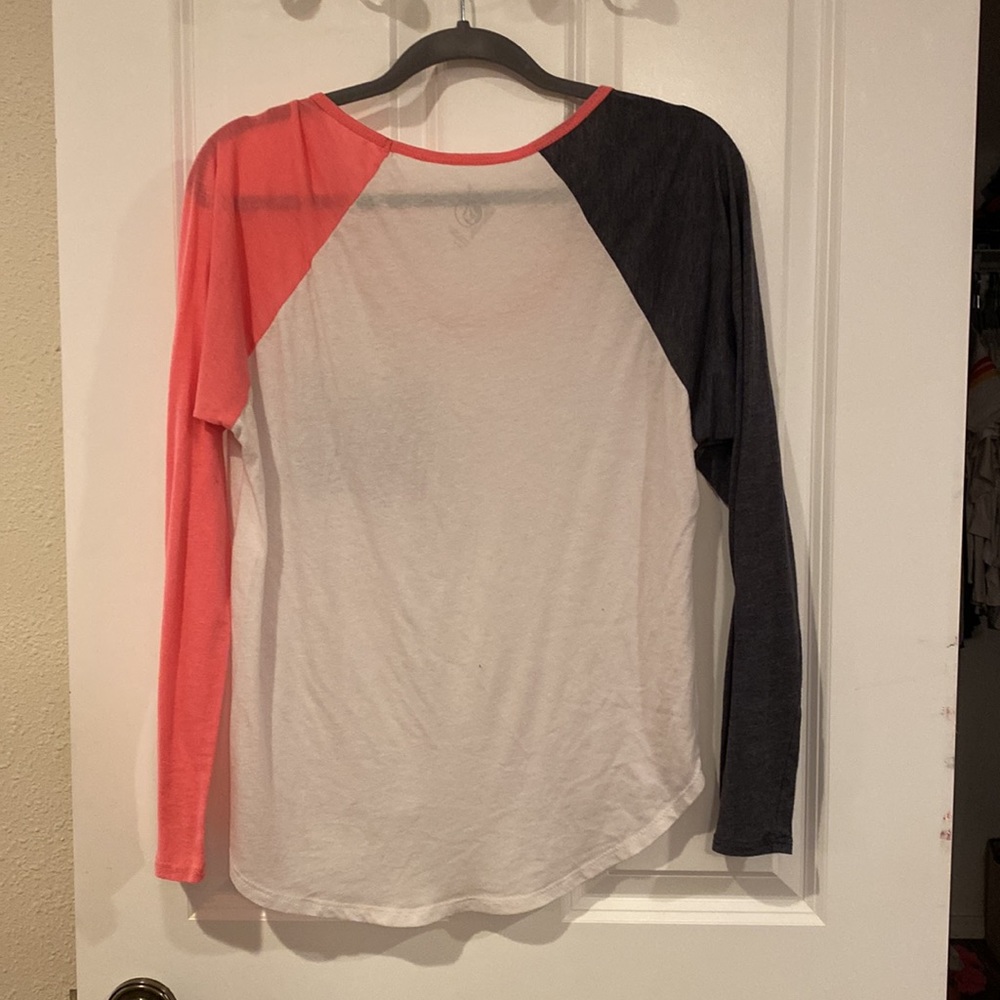 Volcom 3/4 Sleeve Raglan size large - Picture 2 of 4